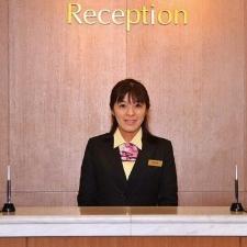 ホテル受付です。笑顔で皆様をお迎え致します。