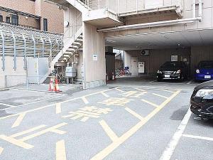 １５時から駐車可能。１泊１０００円でご利用出来る駐車場です。先着順でご案内しております（予約不可）。満車だった場合は、近くの契約駐車場、ホテルに隣接した１００円パーキングをご案内しております。