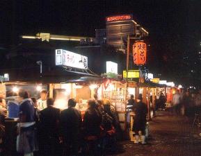 博多、中洲名物、屋台街の風景です。市内各地に屋台が出店しております。一番有名なのが、キャナルシティー近くにあります、こちらの場所です。