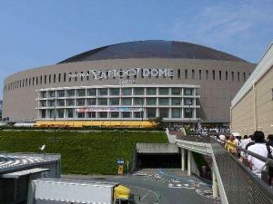 福岡を拠点に置く、人気球団　福岡ソフトバンクホークスのホームグラウンド　ヤフオクドームです。当ホテル最寄りのバス停より、約２０分ほどで行くことが出来ます。