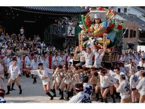 博多の夏の訪れを彩る、『博多祇園山笠』。７月１５日の早朝に行われる『追い山』は一見の価値あり。