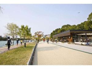 都会喧騒を感じさせない、静かな雰囲気が魅力的な大濠公園です。ランニングコースが整備されております。近くには元平和台球場の跡地、福岡城跡などがございます。