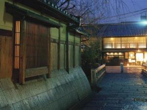 古都らしい風情の?園巽橋付近。