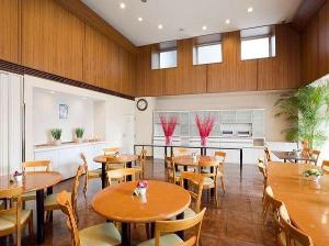 朝食会場です。朝食の時間は、７時～９時半までとなっております。宿泊者のフリースペースとしてもご利用頂く事が可能です。