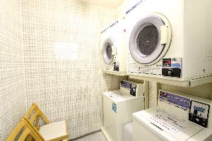４階　コインランドリー（３０分?３００）　乾燥機（３０分?１００）　長期滞在やスポーツ大会後も便利です。