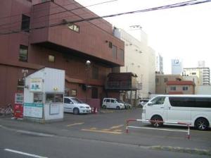 ホテル裏　屋外駐車場　