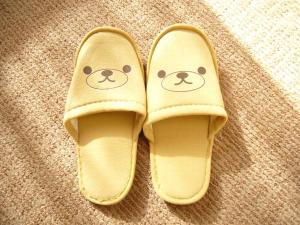 お子さまにはかわいいスリッパをご用意しております。（フロントにてお渡ししております）
