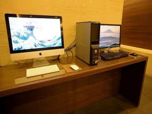 WindowsとMacintoshを１台ずつご用意。２４時間利用可能で、プリントアウトも承ります。