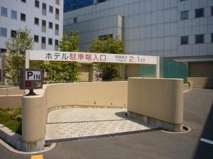 地下駐車場入口（170台収容可。予約不要）
