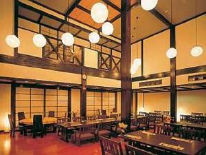 【丘ノ想】レストランさくら。天井の高いお食事の空間。