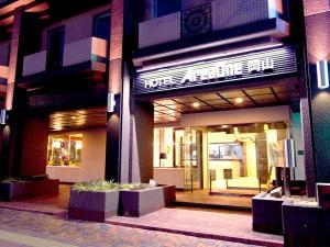 大通りに面した初めての方でもわかりやすいホテル玄関。