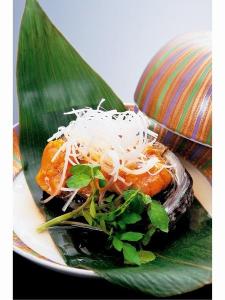 【創作オリジナル料理】1品1品が光る。蒸し鮑雲丹盛り。旬な味覚を京風でお召し上がり下さい。