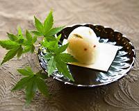 長旅でお疲れ様でした。手づくりのお菓子と、飲用の温泉でいれたお茶でチェックイン。（季節ごとに替わります。）