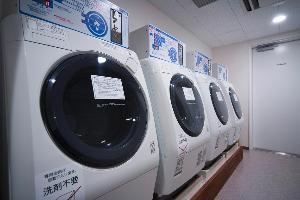 6階はコインランドリーコーナー(有料)　洗剤は自動投入されますので不要です。長期の宿泊や長旅で汗をかかれた方もご安心下さい。