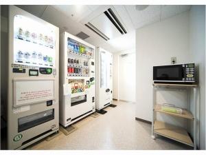 3階と10階に飲料の自動販売機(市販価格)、電子レンジ(無料)、製氷器(無料)　を設置しています。長期のご滞在もお任せ下さい♪