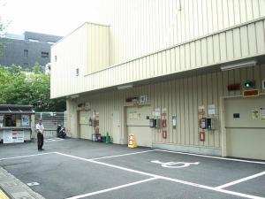 ホテル横の立体駐車場です。サイズ・台数に制限がございます(先着順・予約不可)　入庫可能時間は7時〜23時まで。満車時やサイズオーバーの際は、徒歩5分程の提携駐車場へご案内しております。どちらも1泊800円です。