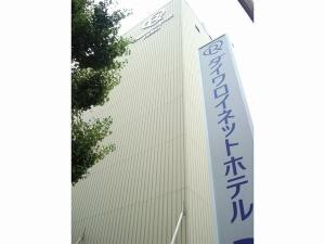 駐車場の入口の目印はこちらの看板です