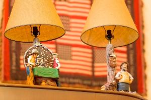 レトロな置物で雰囲気の良いレストラン店内