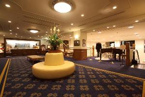 朝と夕方はピアノの自動演奏で優雅な雰囲気のロビー　館内は絨毯で落ち着く