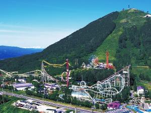 [遊園地全景]ホテル隣接。8大コースター含む60数種類のアトラクションが揃います。