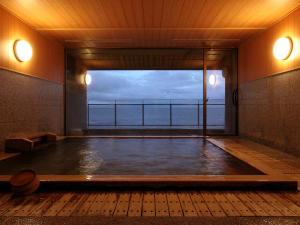 女性浴場「花のゆ」湯量豊富な天然温泉は、こんこんと湧き出る自家源泉。