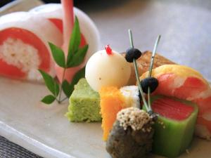 前菜一例。色合い、盛り付けにも季節を感じ、食べるのが惜しいほど。