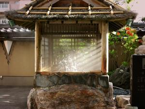 創業以来の湯元として、東屋には摂氏６３．５度の湯がつきることなく湧き出ています