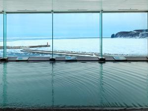 【大浴場】大浴場に一歩入ると流氷とオホーツク海のパノラマが広がる。
