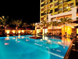 〜ガーデンプール〜夜は幻想的な光の反射で外国を思わすムードを演出。(10月まで営業)