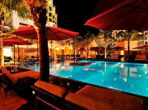 〜ガーデンプール〜夜は幻想的な光の反射で外国を思わすムードを演出。(10月まで営業)