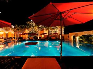 〜ガーデンプール〜夜は幻想的な光の反射で外国を思わすムードを演出。(10月まで営業)