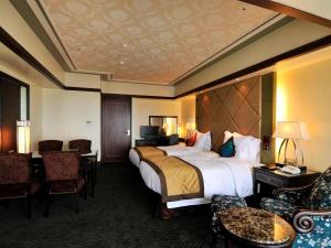 2ベッドルームのコーナースイート。ご家族やグループでもごゆっくりお寛ぎいただけます。