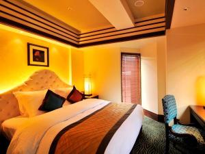 ダブルベッドサイズ1800mm×1950mm。ゆったりお寛ぎいただけます。