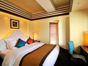 ダブルベッドサイズ1800mm×1950mm。ゆったりお寛ぎいただけます。