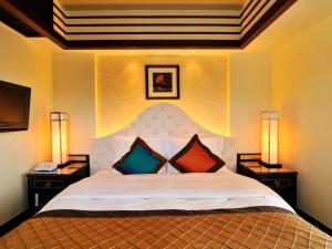 ダブルベッドサイズ1800mm×1950mm。ゆったりお寛ぎいただけます。