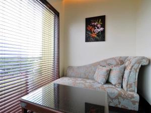 窓際のソファで寛ぎながら、ゆったりと東シナ海をご覧いただけます。