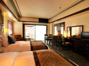 ハイフロアのお部屋は、開放感のある空間に、一面の窓ガラスの先には東シナ海を。