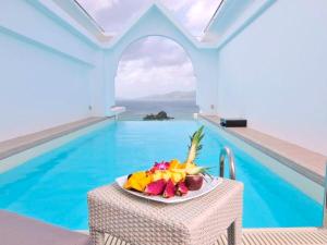 ロイヤルエグゼススイートには、お部屋にプライベートプールを設置しております。プールから続いていくような海の景色を眺め、癒される贅沢をお愉しみ下さい。