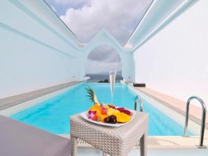 ロイヤルエグゼススイートには、お部屋にプライベートプールを設置しております。プールから続いていくような海の景色を眺め、癒される贅沢をお愉しみ下さい。