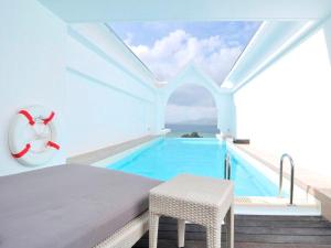 ロイヤルエグゼススイートには、お部屋にプライベートプールを設置しております。プールから続いていくような海の景色を眺め、癒される贅沢をお愉しみ下さい。