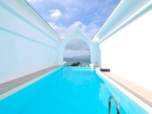 日中は太陽に1番近い場所、夜は星空に1番近い場所で泳いでいただけます。