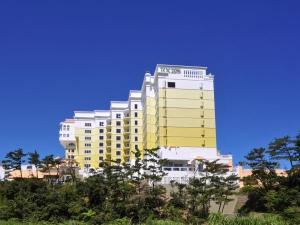 海と森に囲まれた自然空間と広い客室でお寛ぎ下さいませ。