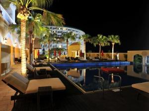 〜ガーデンプール〜夜は幻想的な光の反射で外国を思わすムードを演出。(10月まで営業)