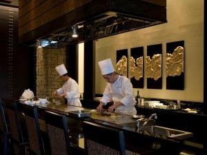 特別な日のディナーに。落ち着いた店内でお食事をお楽しみくださいませ。