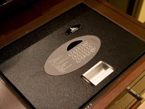 お部屋での貴重品の管理には、暗証番号式のセキュリティボックスをご利用ください。