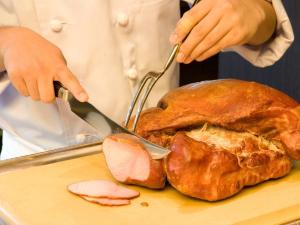 シェフが目の前で料理するライブキッチンがございます。できたてアツアツをどうぞ。