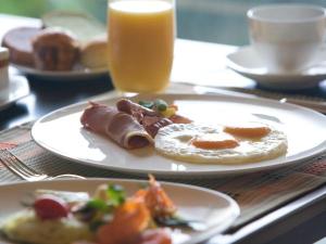 朝食はセミビュッフェスタイル。メインプレートの卵料理はお好みの焼き方で。