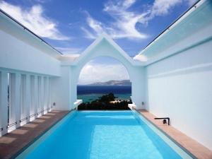 プールから続いていくような海の景色を眺め、癒される贅沢をお愉しみ下さい。