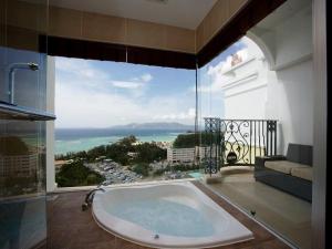 東シナ海を見下ろしながら入るジャグジー。ごゆっくりとお寛ぎくださいませ。