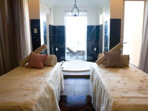 カップルでもご利用いただけるスパスイートルーム。お二人同時での施術を受け付けております。